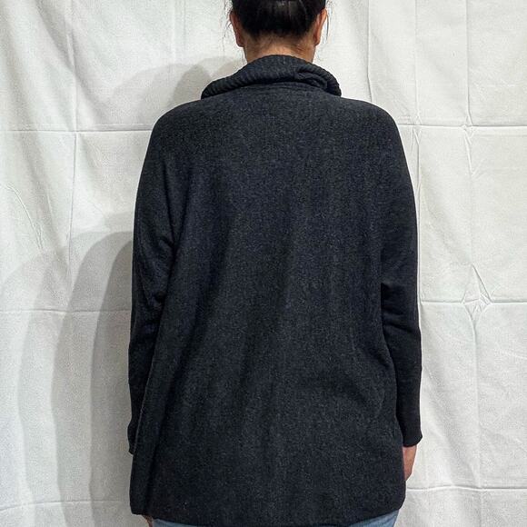 89th & Madison Gray Buckle Front Poncho Cape Sz M - Picture 11 of 13